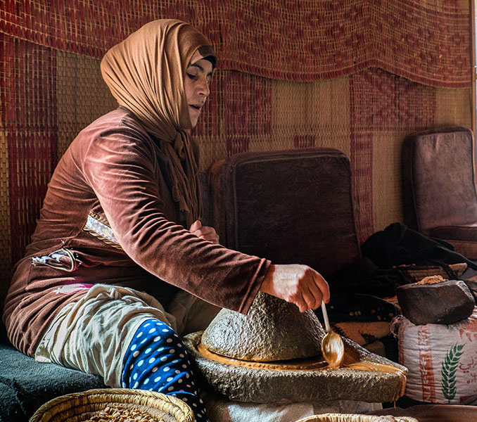 Besucher treffen sich vor der Galerie Besucher treffen sich vor der Kleinsten Galerie der Wüste