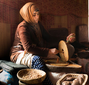 Besucher mit Musikbegleitung vor der Wüstengalerie Ein Musiker und Besucher vor der Galerie