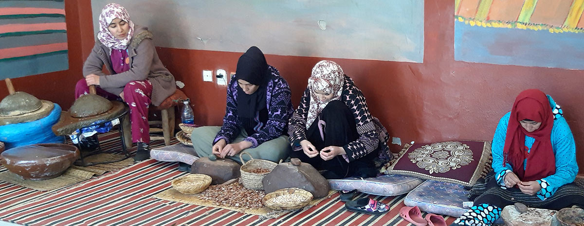 Besucher mit Musikbegleitung vor der Wüstengalerie Ein Musiker und Besucher vor der Galerie